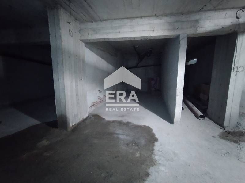 Подземен гараж за продажба, в нова тухлена сграда, Център, Варна, в бл