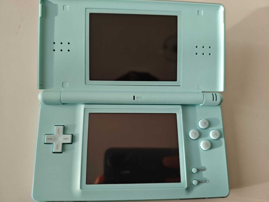 Nintendo DS Lite  качени много игри