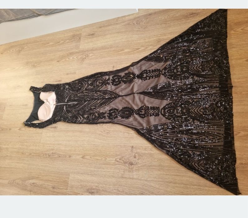 Официална бутикова дълга рокля в бежово с черна дантела и паети