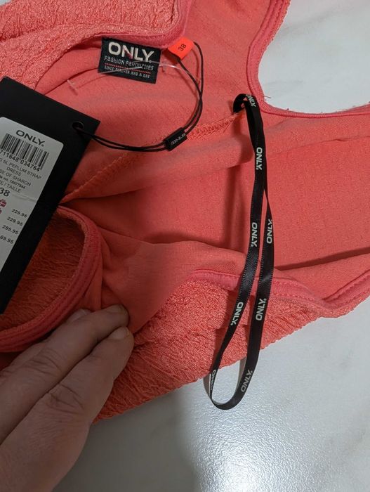 Rochie ONLY nouă cu etichetă – culoare coral Model care subțiază