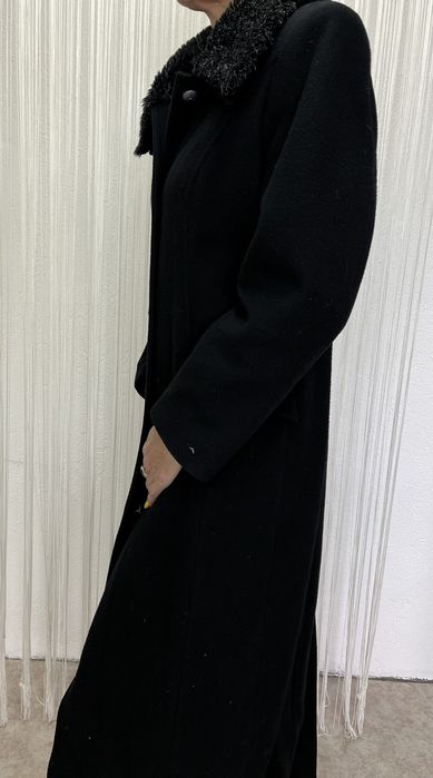 Елегантно вълнено палто със свалящя се яка