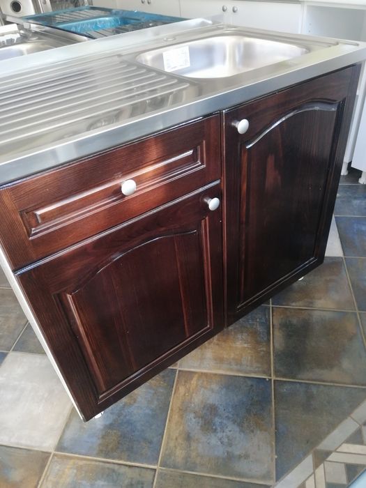 Нов кухненски шкаф с мивка бордова с дървесни врати