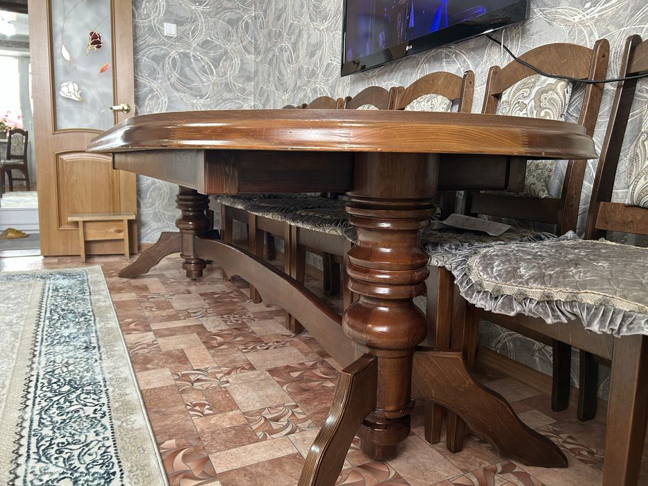 Большой стол из дерева