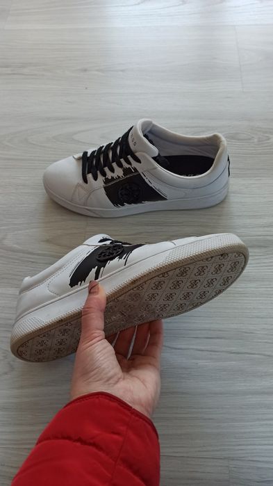 Оригинални обувки на GUESS  41 номер