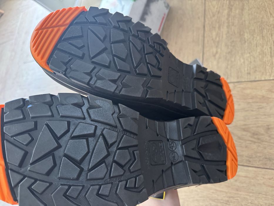 ЧИСТО НОВИ много здрави сейфти обувки за работа, преходи,с подсилено бомбе на пръстите и петата