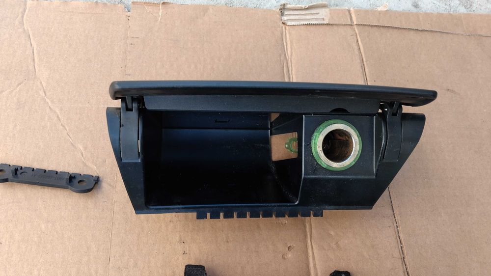 Scrumiera cu bricheta consola fata FORD FOCUS 2005-2007 mk2