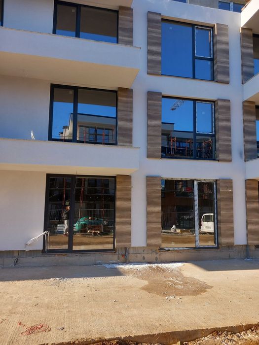 Три стаен апартамент с градинка