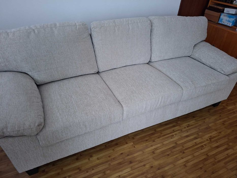 Vand 2 canapele nefolosite de 2 si 3 locuri