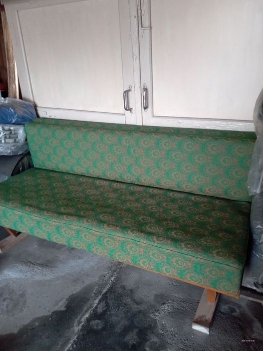 Vând canapea verde, făcută dintr-un recamier, cu cadru din lemn masiv