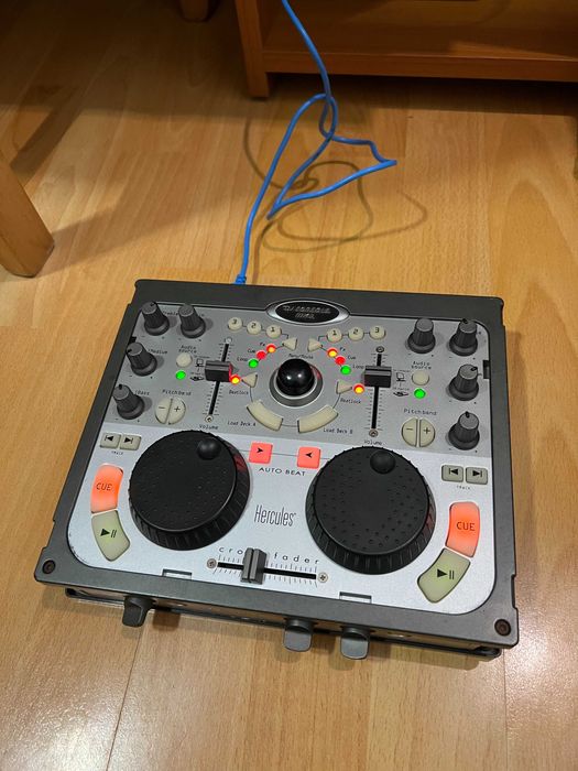 DJ контролер Hercules