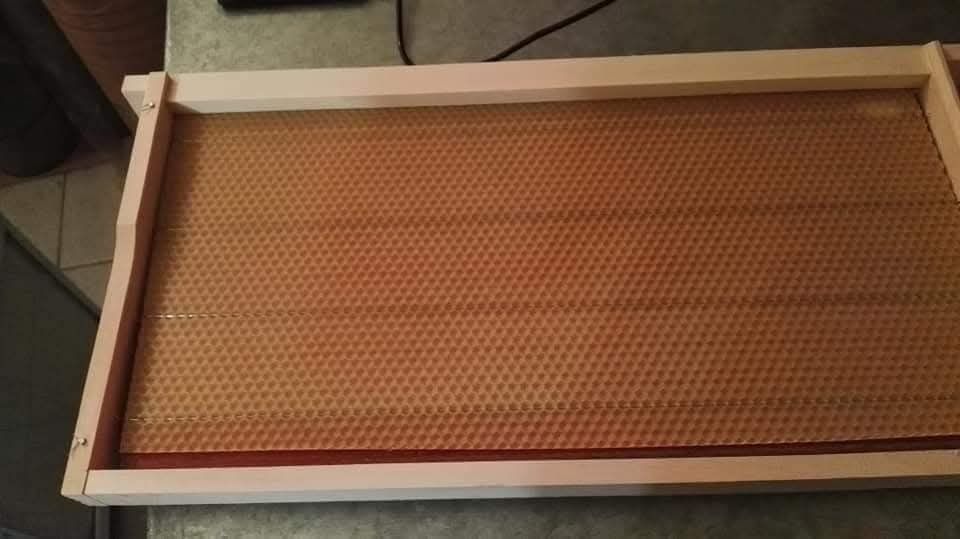 Пчелни рамки с залепени основи