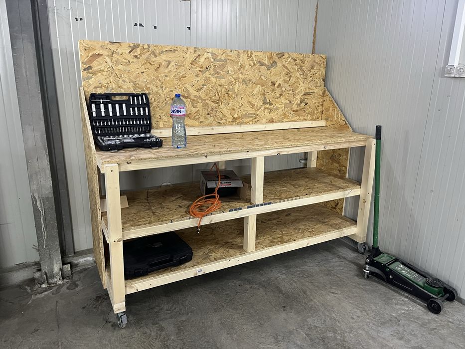 Работна маса с гръб на колела