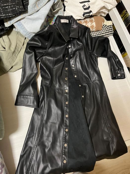 На девушку одежда