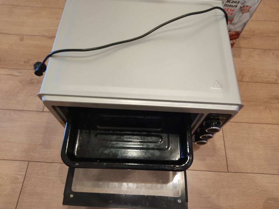 Продам электрическую печь с противнем