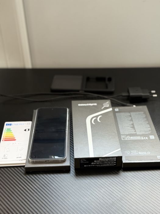 Samsung Galaxy Z Flip6 (128GB / 8GB) – Като Нов, Пълен Комплект + Зарядно+Калъф!