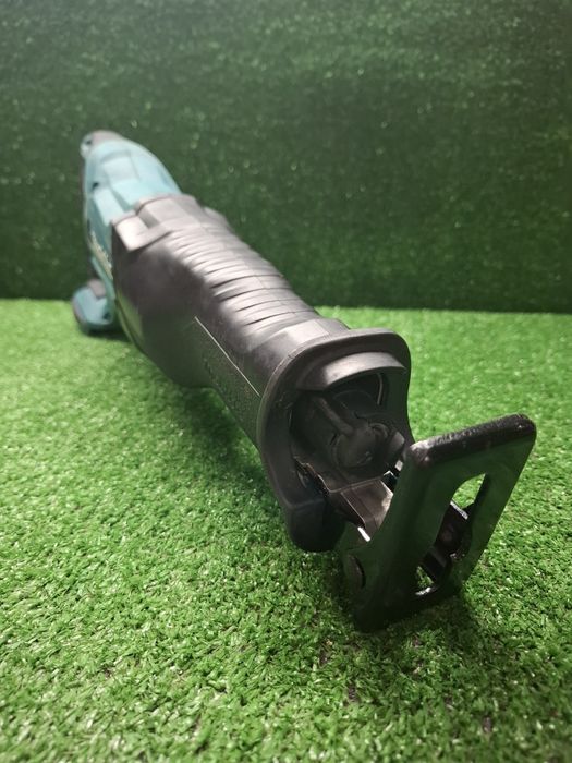 Саблен трион на Makita DJR186