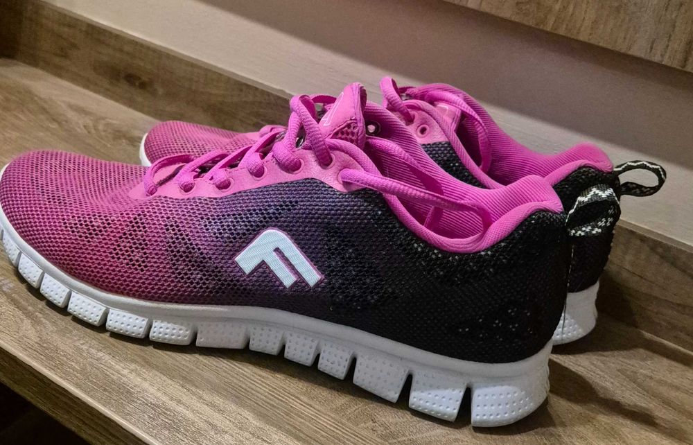 Продавам маратонки FLAIR CROSS