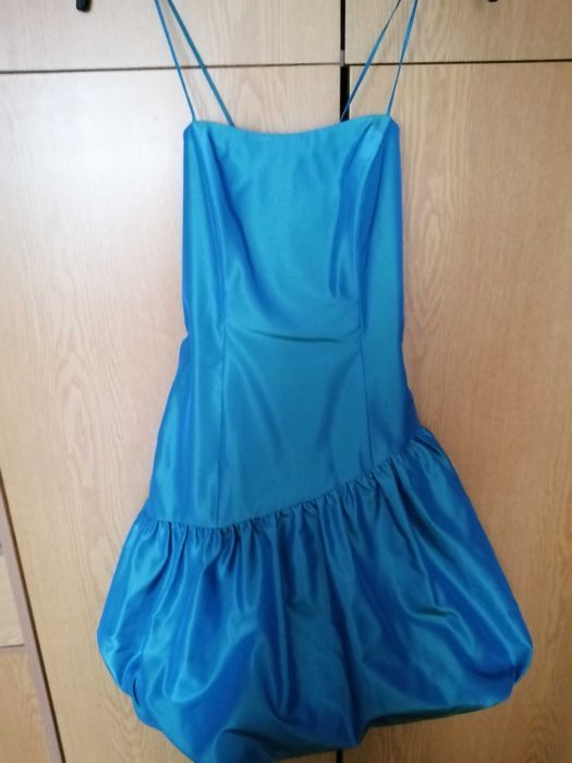 Продавам бална синя рокля и чантичка към нея.