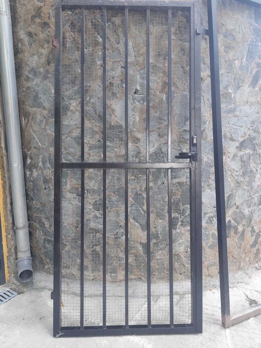 Метална решетъчна врата с каса и брава