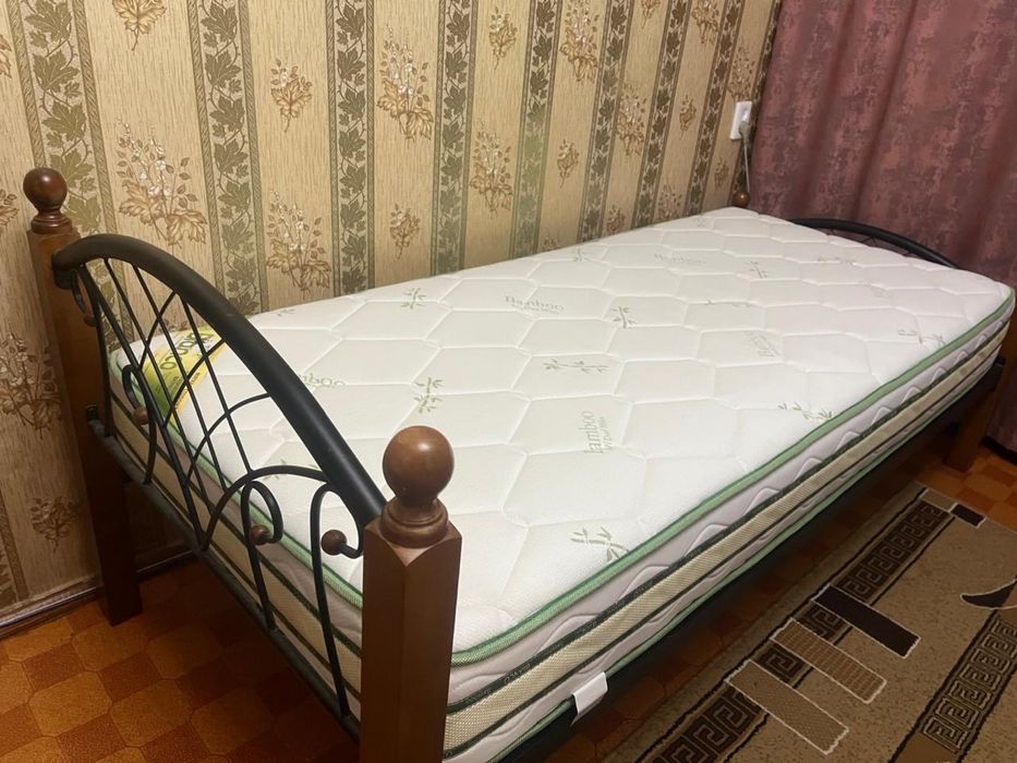 Продам кровать 1м на 90, с матрасом