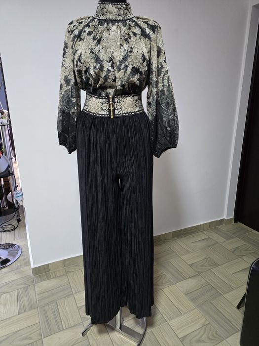 Pantaloni plisati din vascoza cu talie lata elastica,