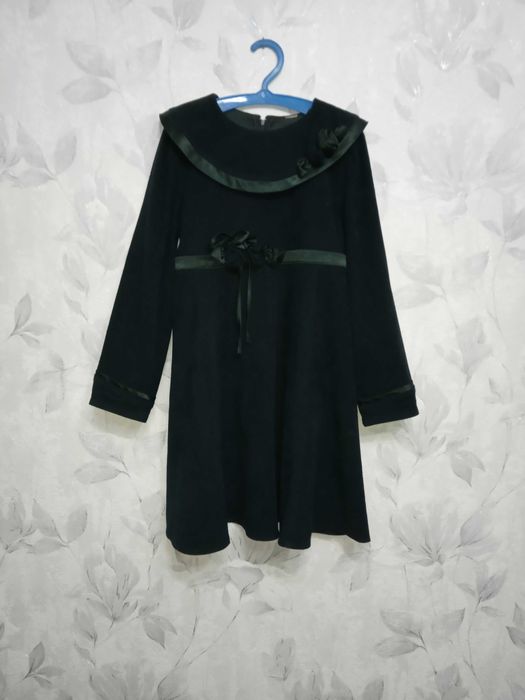 Зеленое платье на 8 - 9 лет.