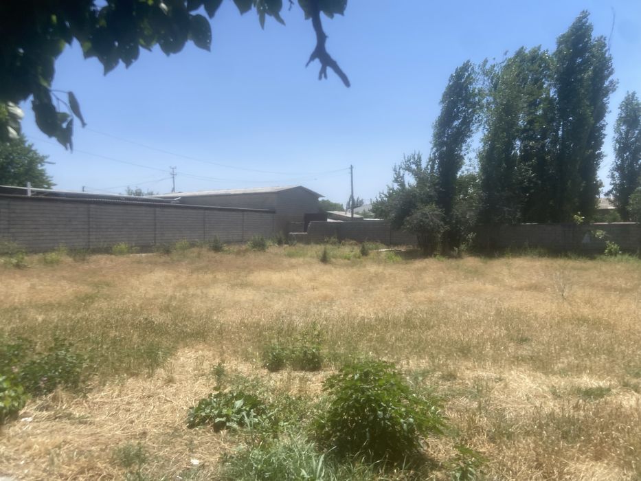 18 sotix yer sotiladi uy hovlisi bilan