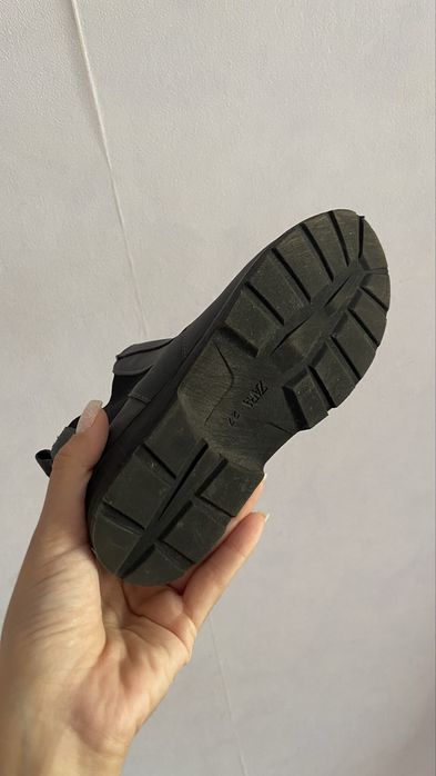 Продам детские ботинки