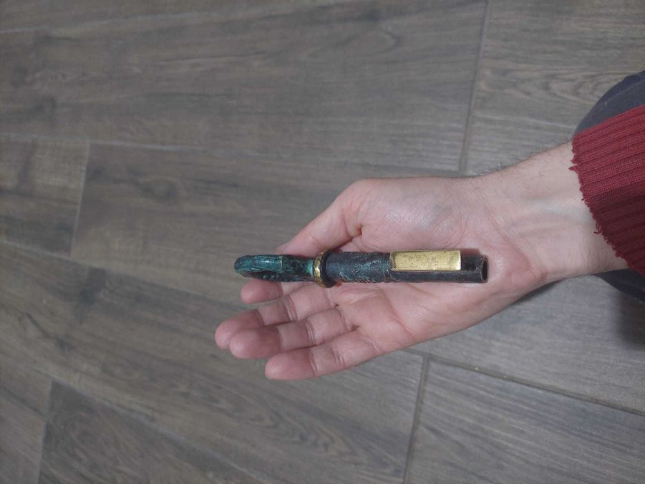 Tirbuson vechi din bronz in forma de cheie