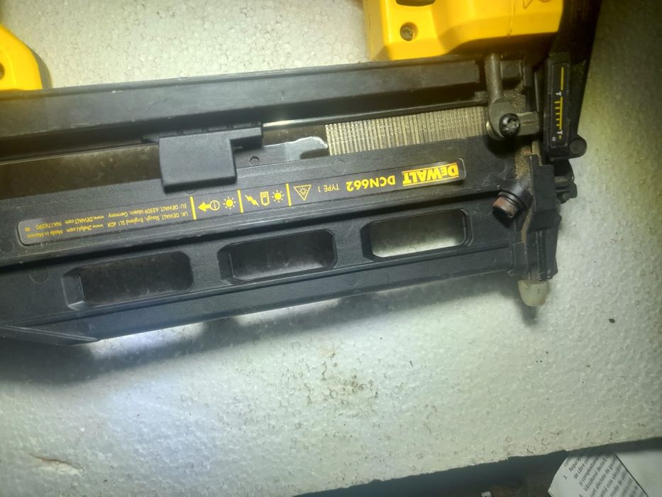Devalt pistol cuie dcn662 nou