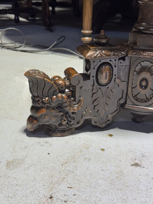 Stativ din lemn masiv cu picioare sculptate