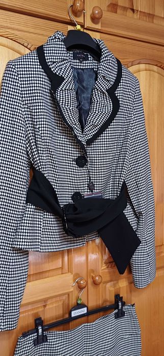 Костюм на SALKIM в "Пипит" с Декорации! НОВ с Етикет!Пролет/Есен/Зима!