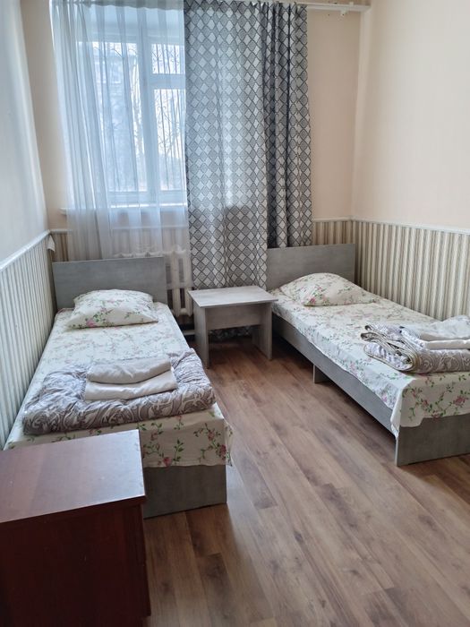 Гостиница на правом в центре