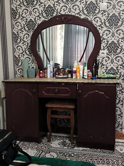 Спальный гарнитур из массива, шкаф, кровать и трюмо зеркало