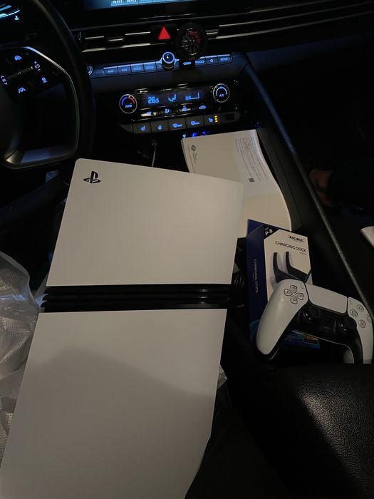 Продаю PS5 PRO с двумя джойстиками