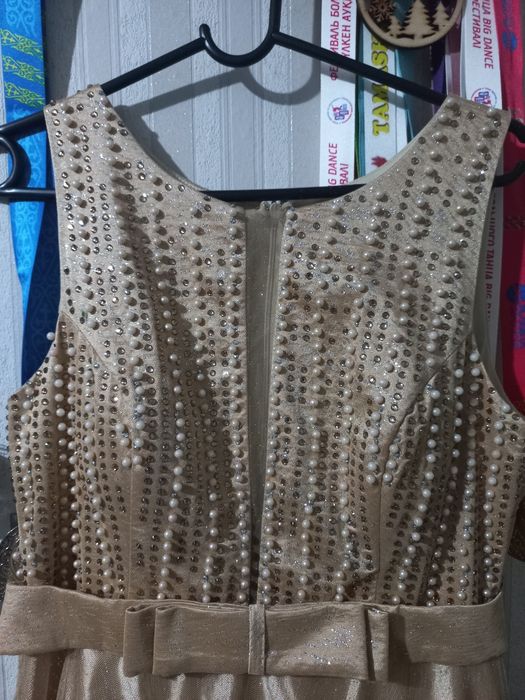 Напрокат золотое платье в пол