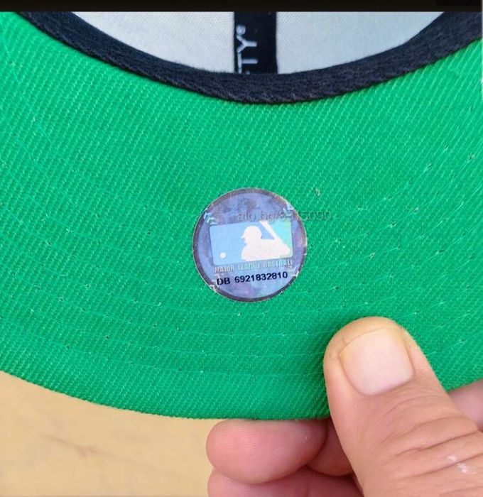 Раперска шапка с козирка.