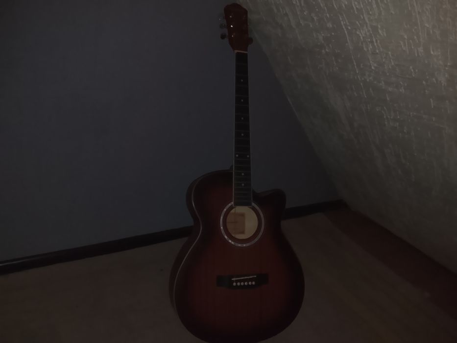 Продам гитару 75к