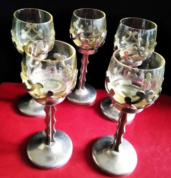 Фужеры, бокалы, рюмки  цветного стекла, винтажные