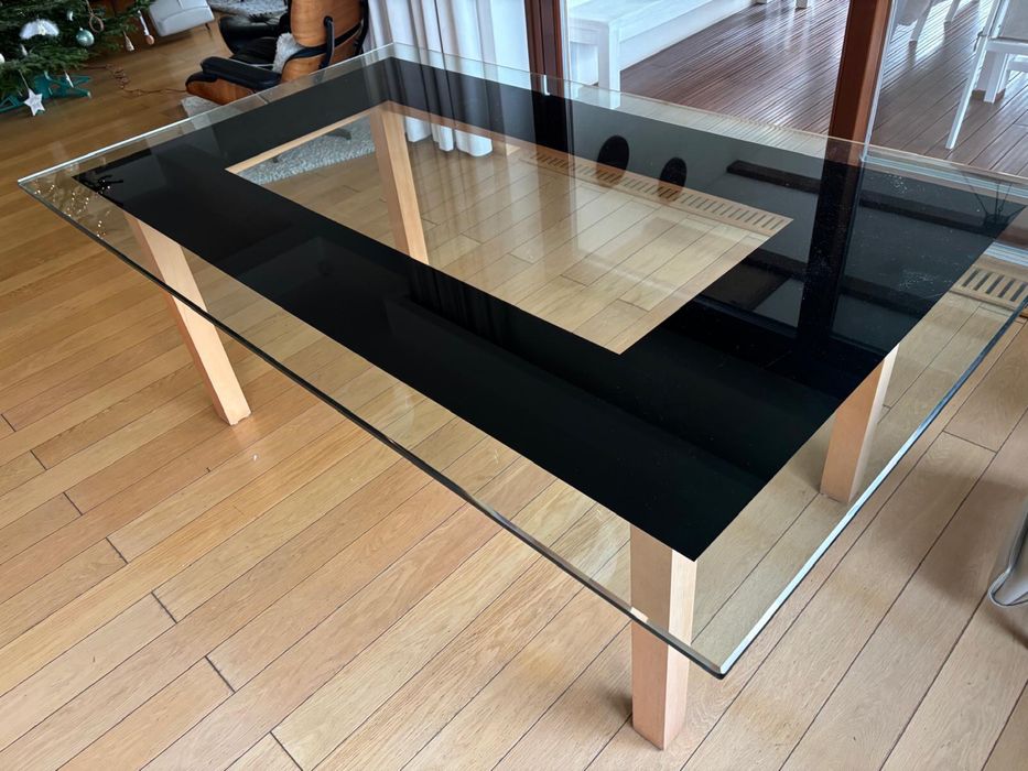 Masa din sticlã cu piciore din lemn de fag