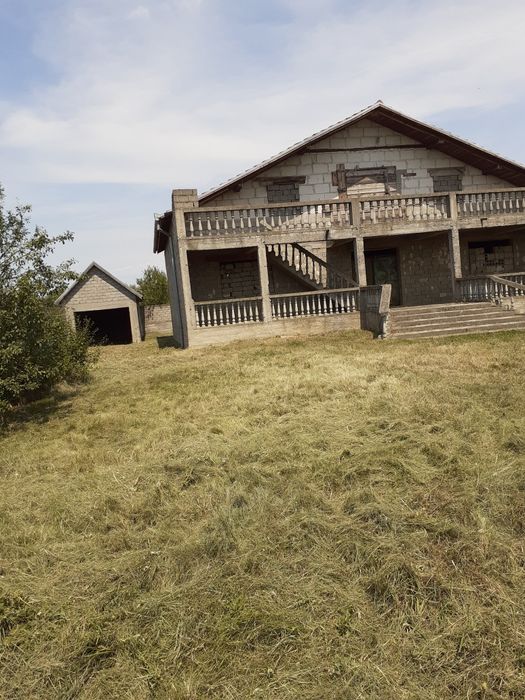 Vând vilă la roșu sau schimb cu apartament