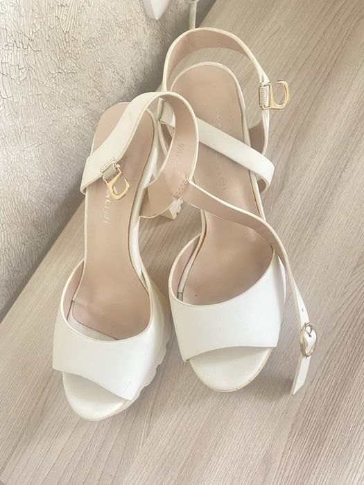 Женские босоножки