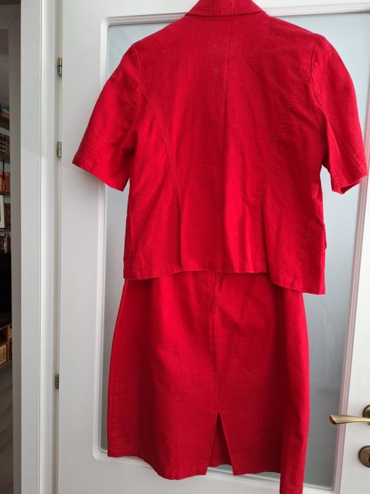 Compleu rosu din in cu sarafan si jacheta
