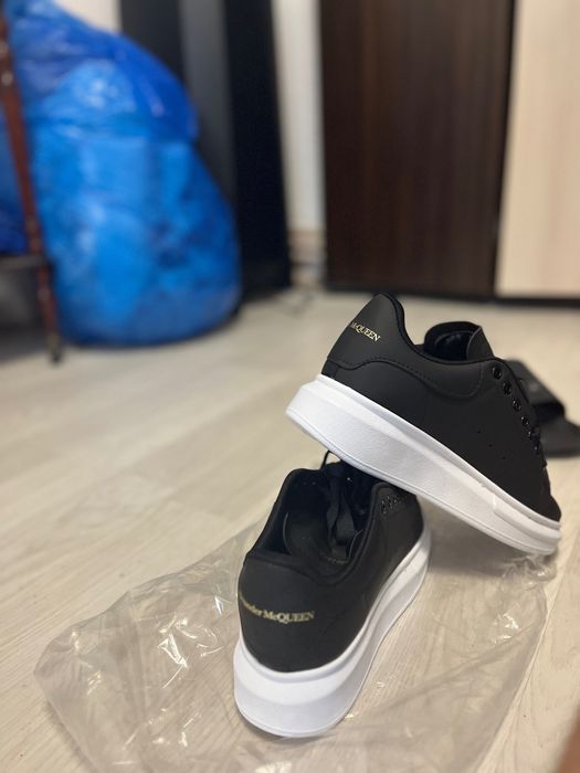 Vând adidasi alexander mcqeen