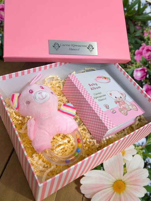 Гравиран албум за снимки в подаръчна кутия + ПОДАРЪК плюшена дрънкалка