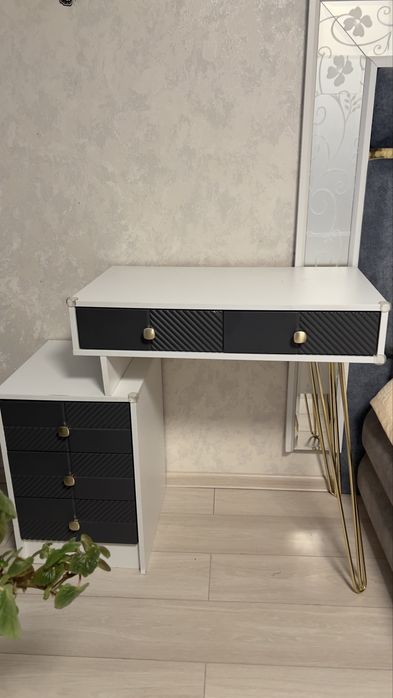 Продается туалетный стол и 2 тумбочки