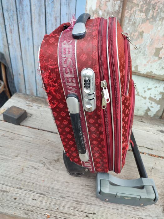 Продам чемодан б/у на колесах