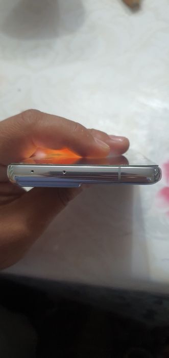 Samsung s 21 ultra arqasi burcegida yoriq cizig'i bor