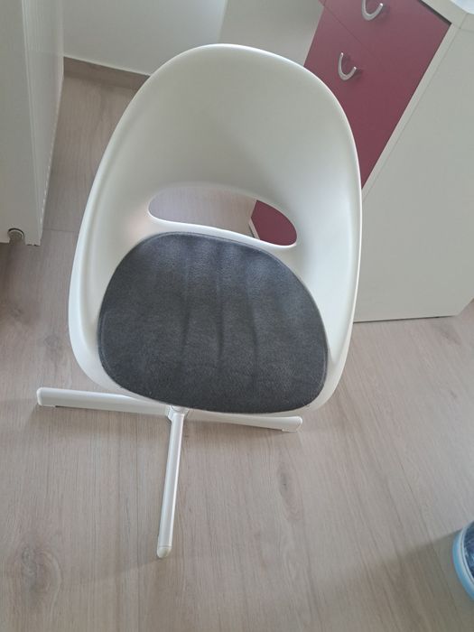 Vând birou fata alb cu roz,însoțit de scaun Ikea