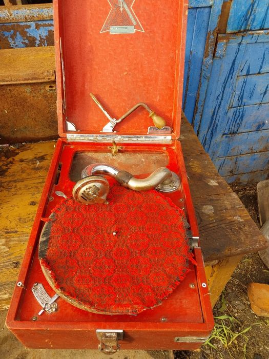 Продам патифон 1949 выпуска. Рабочий.